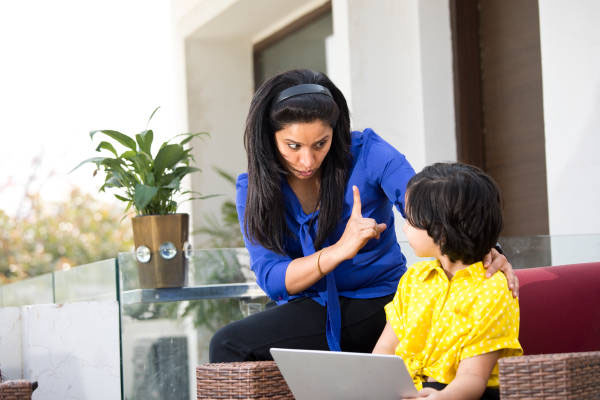 Parenting Tips | ಮಕ್ಕಳು ಹೇಳಿದಂತೆ ಕೇಳ್ಬೇಕು ಅಂದ್ರೆ ಮೊದಲು ನೀವು ಈ ಅಭ್ಯಾಸಗಳನ್ನು ಬಿಟ್ಟುಬಿಡಿ!